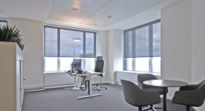 Ein Büro mit innenliegendem Sonnenschutz zum Energiesparen.