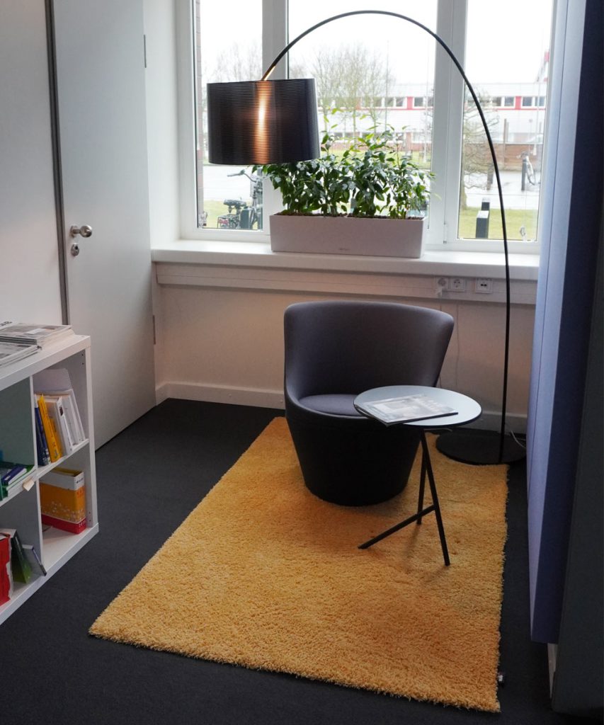 Ein Sessel auf einem umweltfreundlichen Teppich im Büro.