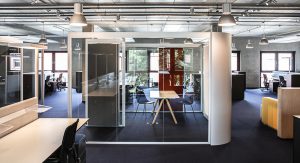 Hybrides Arbeiten in einem modernen Büro